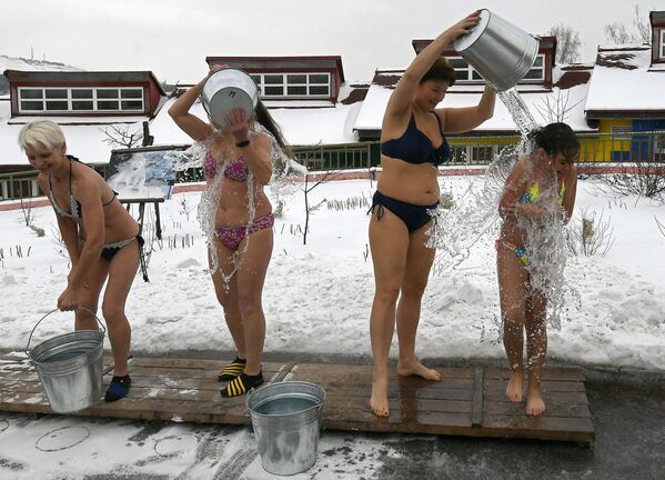 冷たい水を浴びる強化クラブの部員たち　ロシアのクラスノヤルスクにて - Sputnik 日本