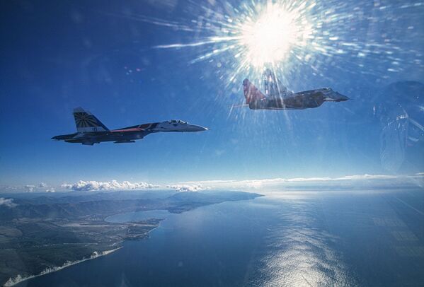 MiG-29Kと黒海上空を飛行するロシア最優秀パイロット集団「アマツバメ」と「ロシアの勇士たち」 - Sputnik 日本