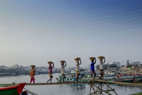 頭にかごをかついで橋を渡る男性たち　バングラデシュのダッカにて - Sputnik 日本