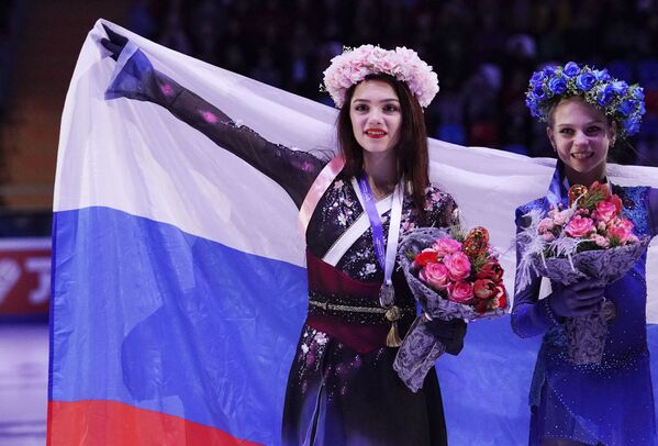 第5戦ロステレコム杯表彰式　女子シングルでメダルを受賞したロシア代表のエフゲニア・メドベージェワ選手(左)とアレクサンドラ・トルソワ選手(右)　 - Sputnik 日本