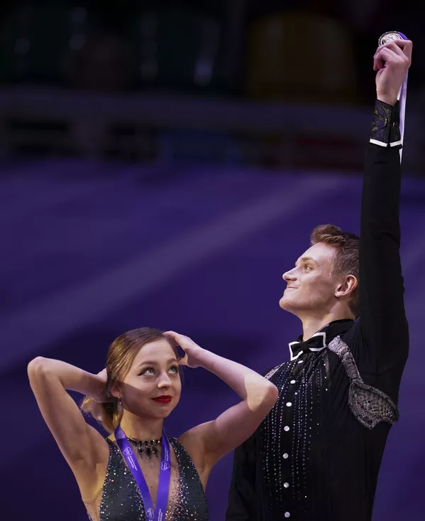 第5戦ロステレコム杯表彰式 金メダルを獲得したロシア代表のアレクサンドラ・ボイコワ選手とドミトリー・コズロフスキー選手 第5戦ロステレコム杯表彰式 金メダルを獲得したロシア代表のアレクサンドラ・ボイコワ選手とドミトリー・コズロフスキー選手 - Sputnik 日本
