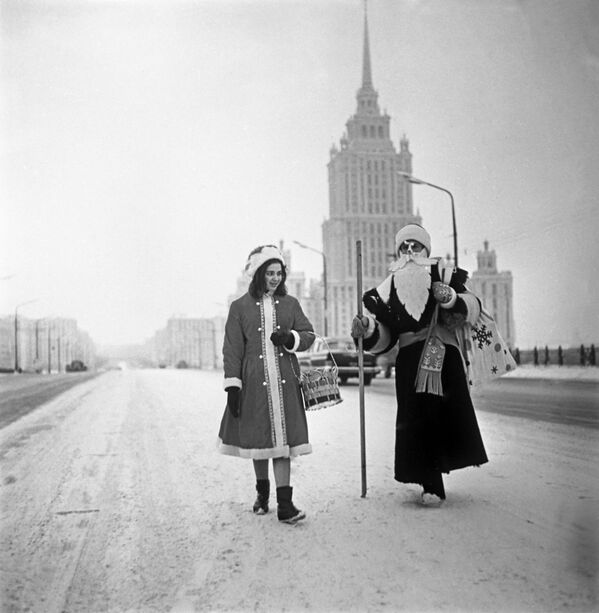 ロシア版サンタクロースのマロースじいさんと雪娘　1966年　モスクワ - Sputnik 日本