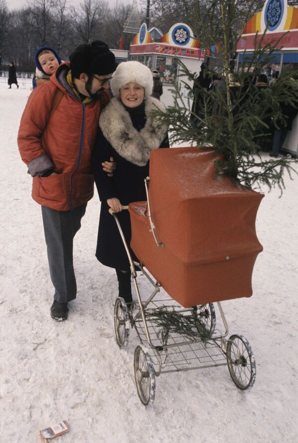 クリスマスマーケットからの帰り道　1987年　モスクワ - Sputnik 日本