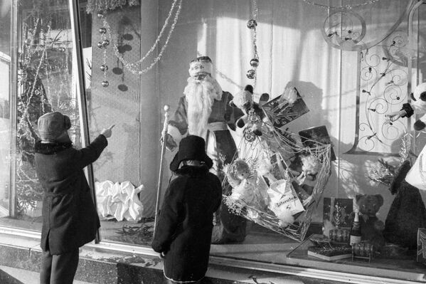 大晦日、店頭のウインドウを眺める子どもたち　1971年 - Sputnik 日本