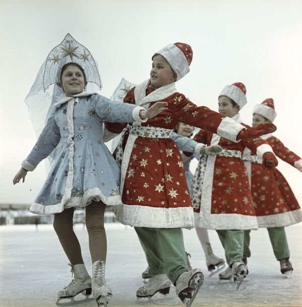 正月にスケートに興じる子どもたち　1966年 - Sputnik 日本