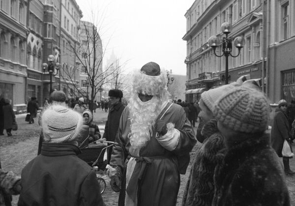 大晦日、モスクワの通りに現れたマロースじいさん　1986年 - Sputnik 日本