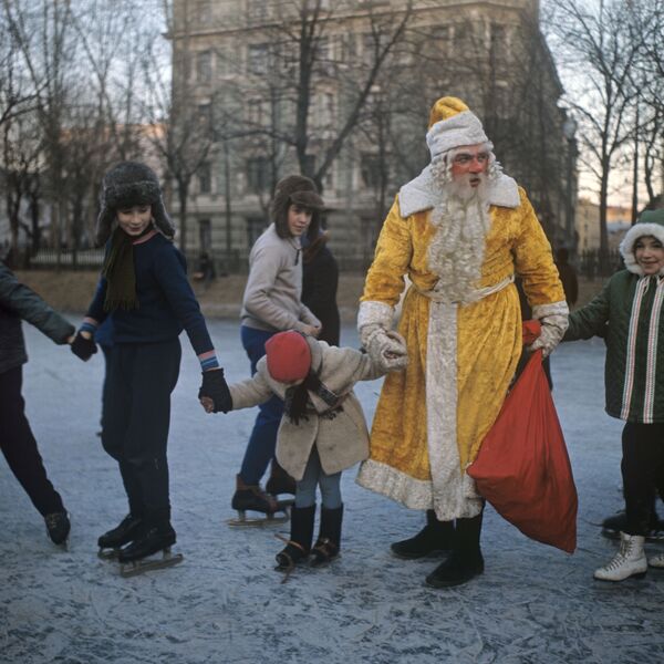 スケートを楽しむマロースじいさんと子どもたち　1973年 - Sputnik 日本