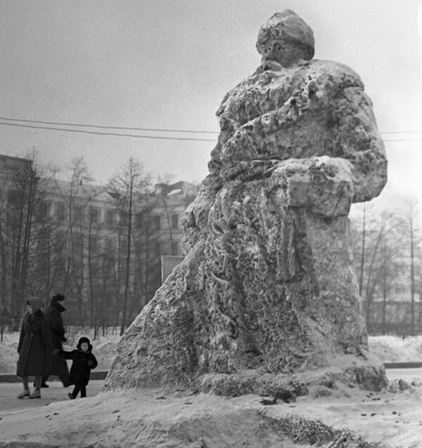 広場に作られたマロースじいさんの氷の彫刻　1965年　ヤクーツクにて - Sputnik 日本