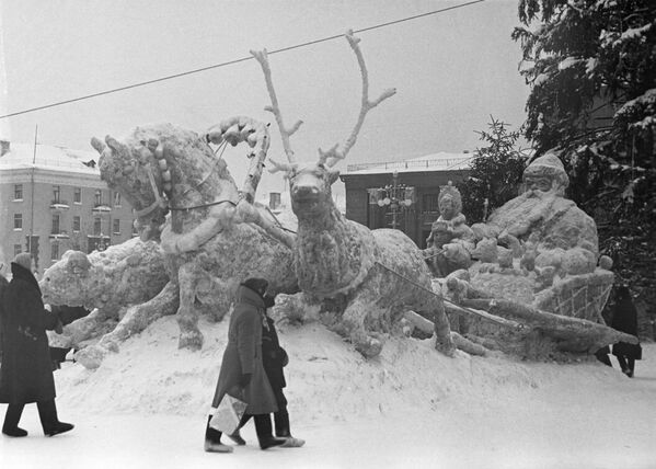 広場に作られた雪の彫刻　1964年　ペルミにて - Sputnik 日本