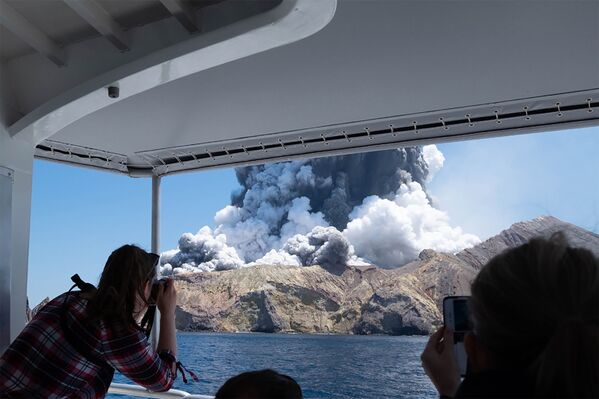 ホワイト島で起きた火山噴火を写真に収める観光客、ニュージーランド - Sputnik 日本