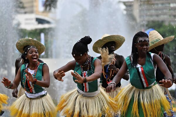アフリカ大陸サミットで伝統舞踊を披露するダンサー、ケニアのナイロビにて - Sputnik 日本