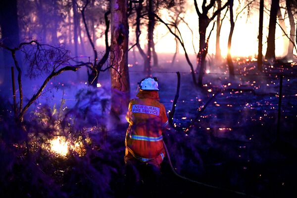 森林火災で火を活用した消火活動（迎え火）を行う消防士、オーストラリア - Sputnik 日本