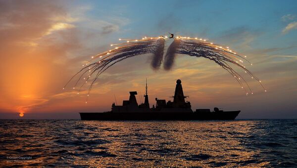 Эскадронный миноносец Великобритании HMS Dragon и вертолет Lynx во время учений  - Sputnik 日本
