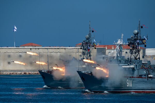 掃海艇「コヴロヴェツ」と「イワン・ゴルベツ」、セヴァストポリにおけるロシア海軍の日の祝賀行事 - Sputnik 日本
