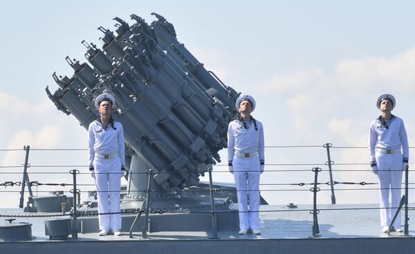 対潜艦「ウレンゴイ」看板の海軍兵士、クロンシュタットにおけるロシア海軍の日のパレード予行 - Sputnik 日本
