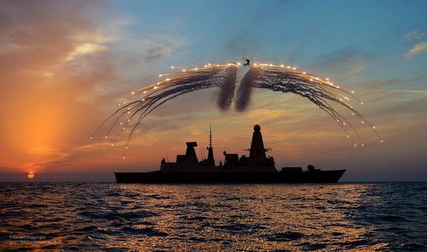 演習中の英国駆逐艦HMSドラゴンとヘリ「アグスタウェストランドリンクス」 - Sputnik 日本
