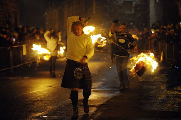 スコットランドのストーンヘブンにて　新年の伝統行事　邪悪な魔物を焼き払うため、火の玉を振って町を練り歩く - Sputnik 日本