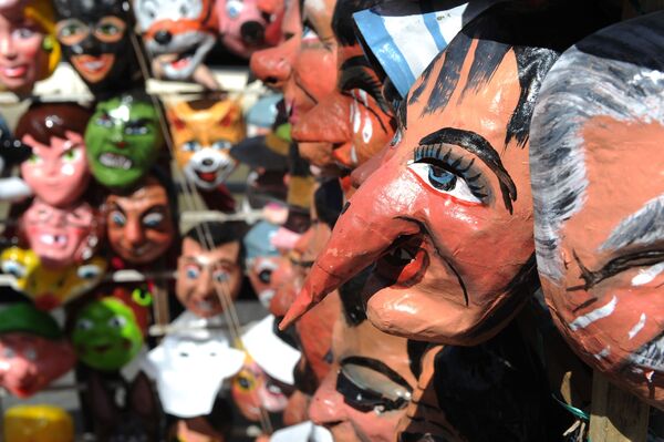 エクアドルの首都キトにて　著名な政治家やスポーツ選手、アーティストなどの人形を燃やす習慣がある - Sputnik 日本