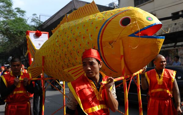 ベトナムのハノイにて（２０１３年）　旧正月、紙でできた鯉を担ぐ住民　 - Sputnik 日本