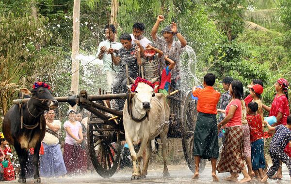 ミャンマーのヤンゴンにて　毎年４月前後「水掛け祭り」が開催され、仏教徒の新年を祝う - Sputnik 日本