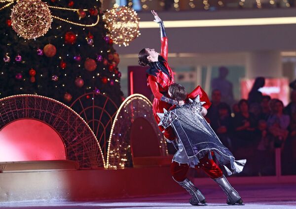 アイスショーで演技する出演者 - Sputnik 日本