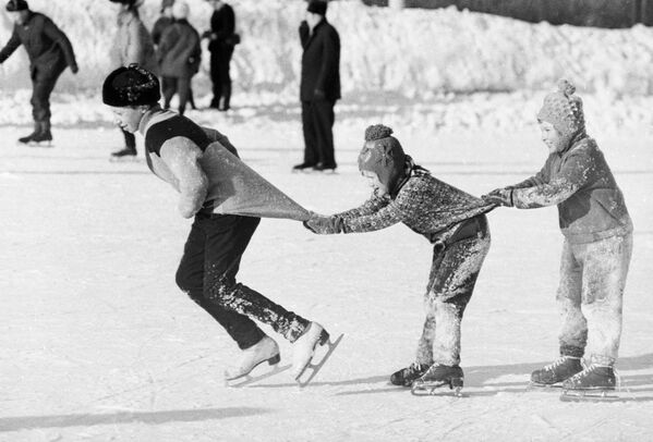 つかまり合いながら滑る子どもたち　１９７６年 - Sputnik 日本