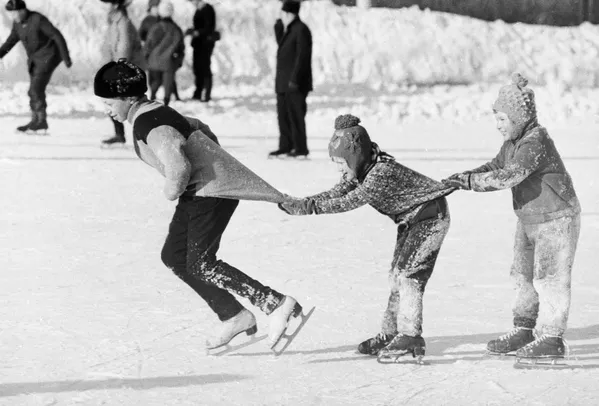 つかまり合いながら滑る子どもたち 1976年 つかまり合いながら滑る子どもたち 1976年 - Sputnik 日本