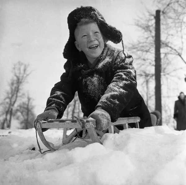 そりに乗る少年 1960年 そりに乗る少年 1960年 - Sputnik 日本