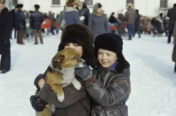 子犬と少年 カルゴポリにて 1987年 子犬と少年 カルゴポリにて 1987年 - Sputnik 日本