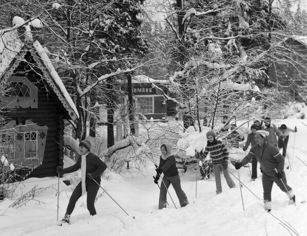 冬のキャンプで スキー散歩　１９７９年 - Sputnik 日本