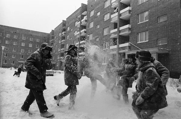 家の前で雪遊びをする少年たち トリヤッチにて 1973年 家の前で雪遊びをする少年たち トリヤッチにて 1973年 - Sputnik 日本