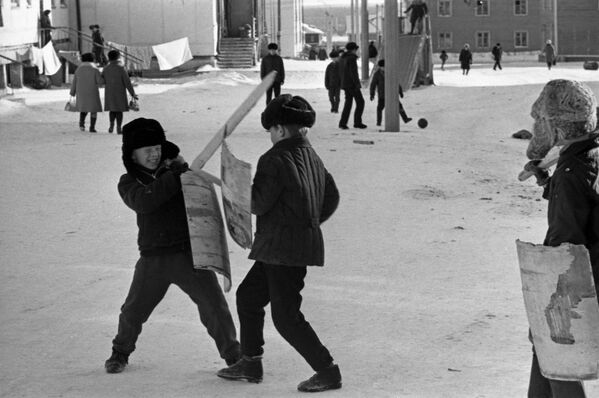 住宅地で遊ぶ子どもたち　ヤクーツクにて　１９７３年 - Sputnik 日本