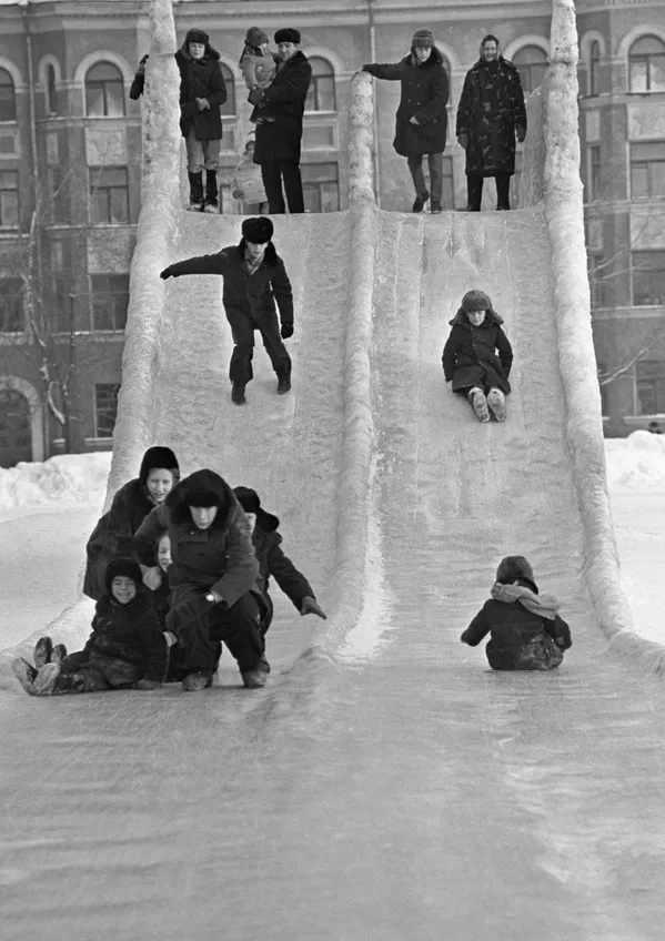 氷の滑り台で遊ぶ子どもたち ペルミにて 1973年 氷の滑り台で遊ぶ子どもたち ペルミにて 1973年 - Sputnik 日本