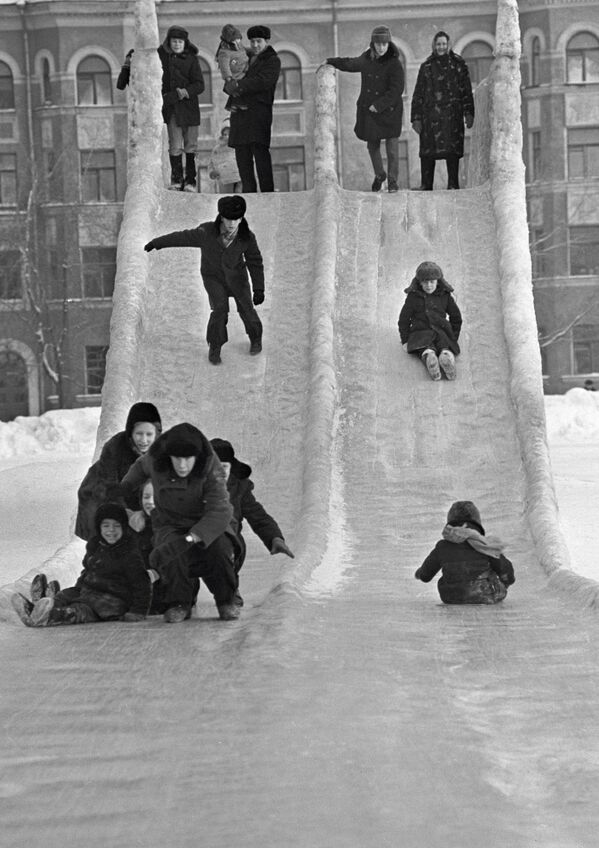 氷の滑り台で遊ぶ子どもたち　ペルミにて　１９７３年 - Sputnik 日本