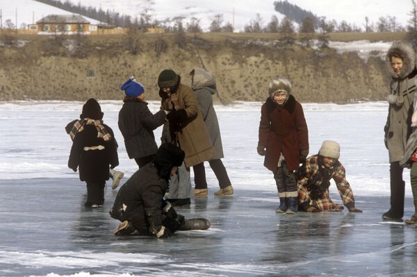 凍ったバイカル湖の上で遊ぶ子どもたち　１９８８年 - Sputnik 日本