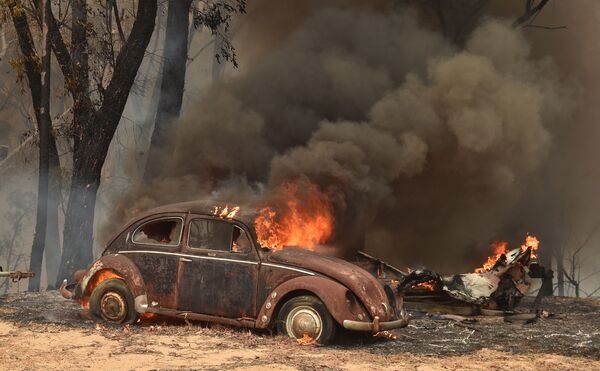 森林火災で炎上する車　オーストラリア - Sputnik 日本