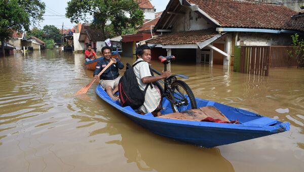 Жители на затопленной дороге в Дайехколоте, Индонезия - Sputnik 日本