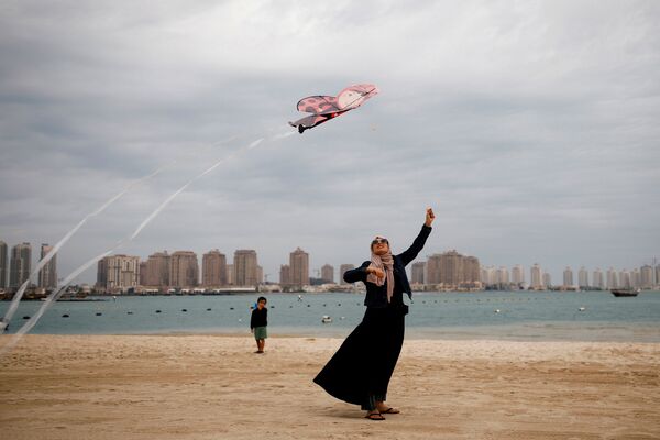 ビーチでてんとう虫の凧を揚げるイスラム女性　カタールのドーハ - Sputnik 日本