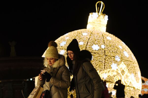 大玉の飾り付けに通行人も驚き　ボリショイ劇場前 - Sputnik 日本