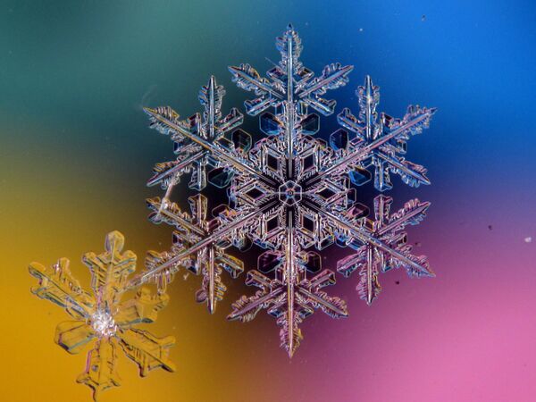 雪の結晶、カラフルな背景でも美しい - Sputnik 日本