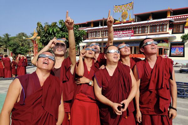 ガンデン寺で日食を観察する僧侶たち　インド - Sputnik 日本