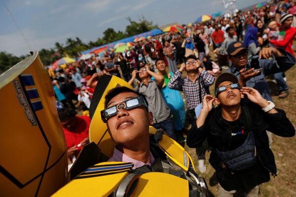 日食を観察する市民　インドネシアのシアク県にて - Sputnik 日本