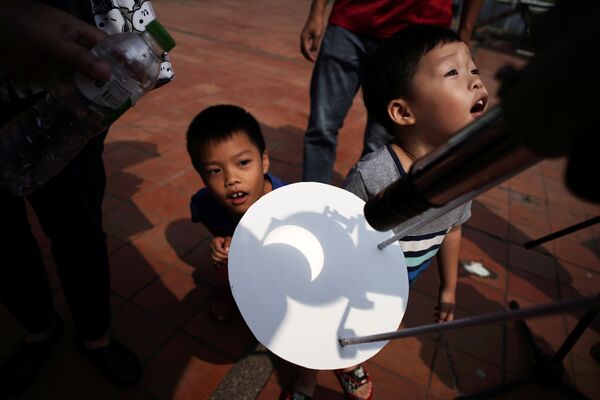 科学教育センターで部分日食を観察する子どもたち　バンコクにて - Sputnik 日本
