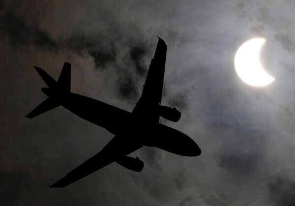日食を背景に飛行機が　バンコクにて - Sputnik 日本