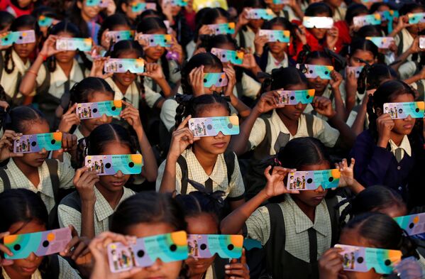 観察用メガネで日食を見る子どもたち　インド西部のアフマダーバードにて - Sputnik 日本