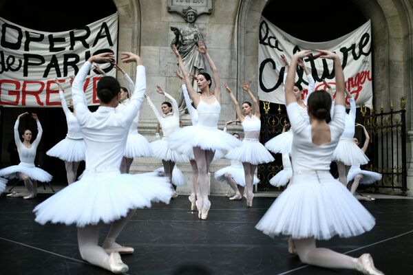 オペラ座の前で演技を披露するバレエダンサー - Sputnik 日本