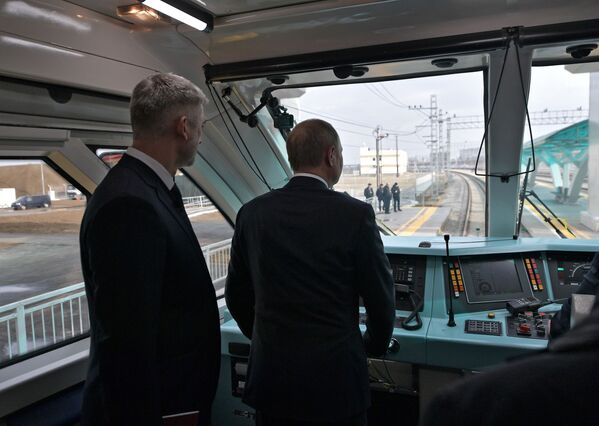 クリミア大橋鉄道部分の運行が開始　プーチン大統領が運転席に - Sputnik 日本