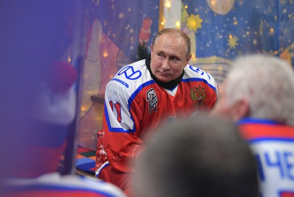 プーチン大統領、ナイト・アイスホッケー・リーグに参戦　赤の広場にて
 - Sputnik 日本