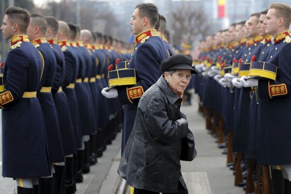 儀仗兵のそばを通る女性　ルーマニアにて - Sputnik 日本