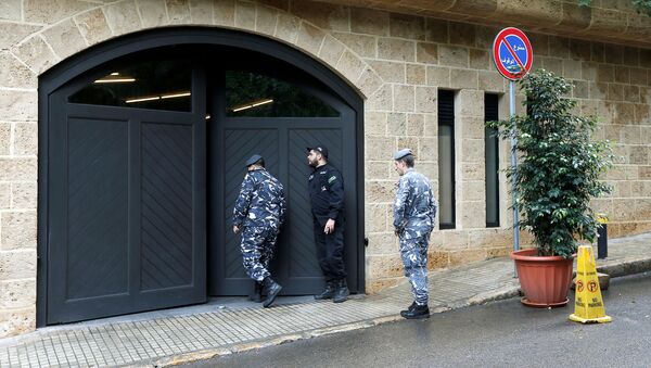 Lebanese police officers are seen at the entrance to the garage of what is believed to be former Nissan boss Carlos Ghosn's house in Beirut - Sputnik 日本